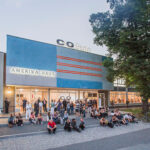 09_CO Berlin_Amerika Haus_Außenansicht_Vorplatz mit Publikum_DvB
